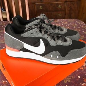 Nike Venture Runner sneakers